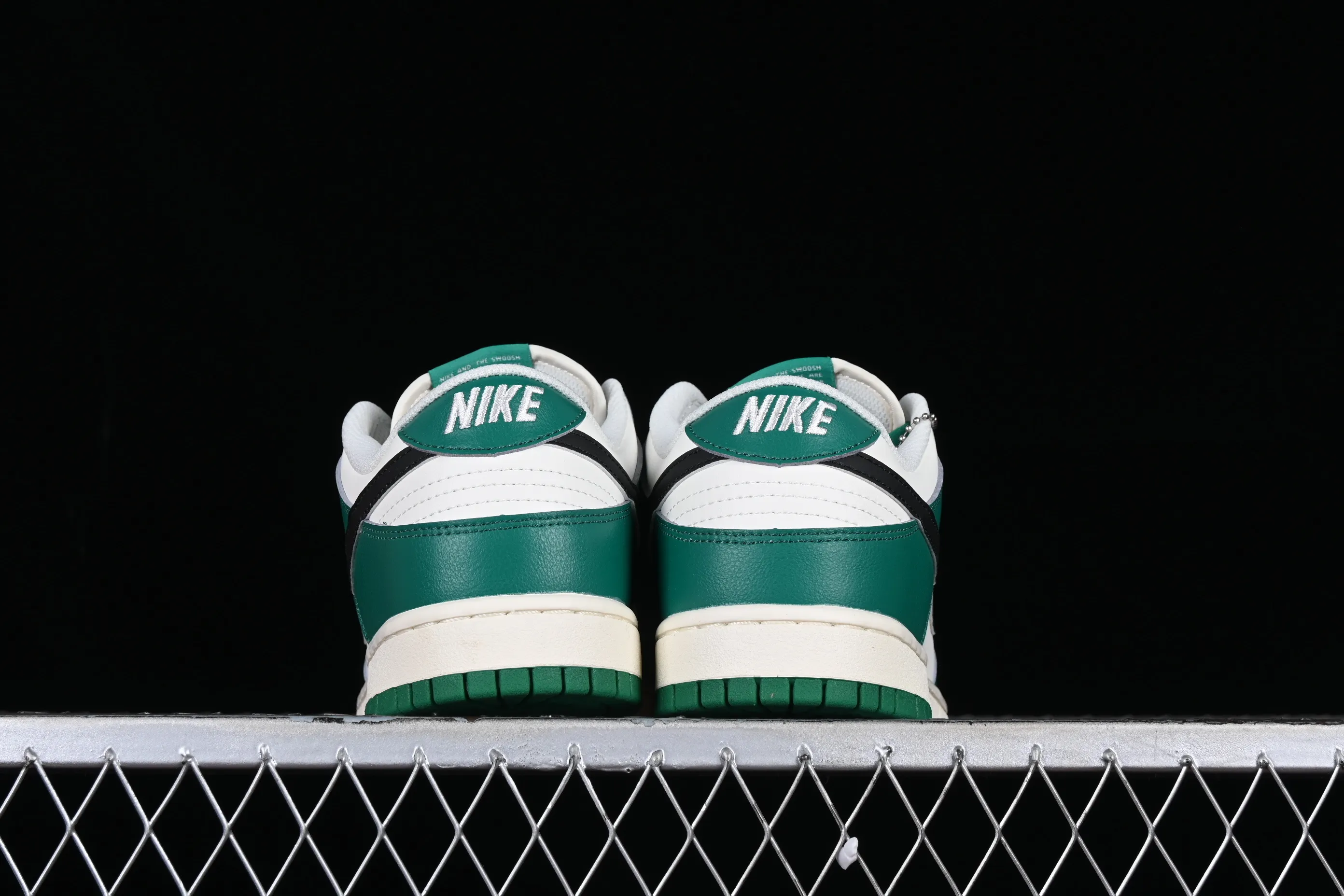 All Categories Nk SB Dunk Series Nk SB Dunk Low Low-top Sneakers Nk SB Dunk Low "Lottery" Heineken Color SB Smashed Backboard Fashion Casual Sneakers DR9654-100